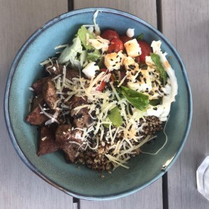 Bowl de Filete con Pesto, Quinoa y Ensalada