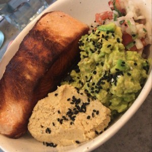 Bowl de arroz basmati, pico de gallo, hummus, guacamole y salmon a la plnacha