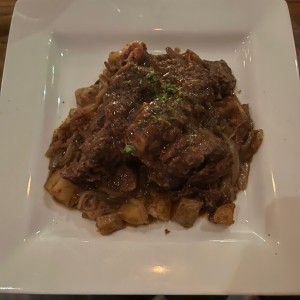 Rabo de buey en su jugo al vino tinto con patatitas