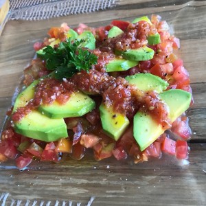 ensalada de tomato rayaco y aguacate