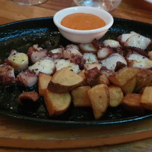 Pulpo a la parrilla con patata nacional y salsa Santa Rita