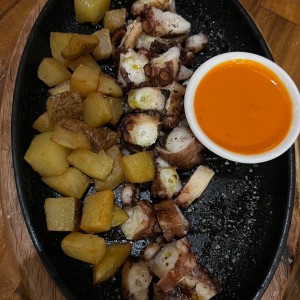 Pulpo a la parrilla con patata nacional y salsa Santa Rita