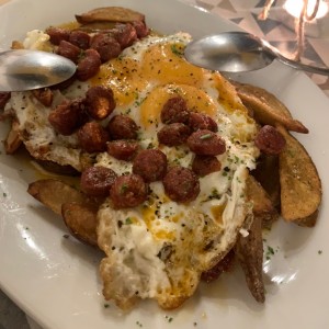 Huevos rotos con chistorra