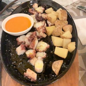 Pulpo a la parrilla con patata nacional y salsa Santa Rita