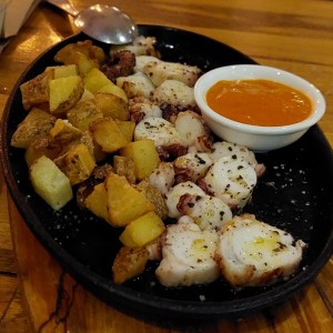 Pulpo a la parrilla con patata nacional y salsa Santa Rita