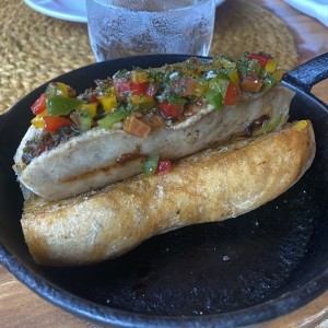 Choripan criollo con chimichurri patagónico,mostaza y pico de gallo