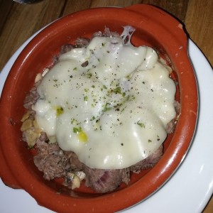 Dados de Ternera en Ajo y queso Provolone