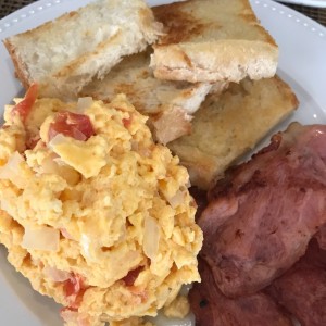 Huevos revueltos con tostadas y tocino