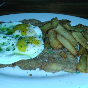 Milanesa de ternera a caballo con patatas y huevos fritos