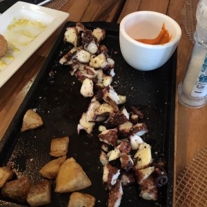 pulpo a la parrilla + papas santa rita