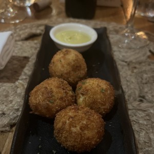 Croquetas de bacalao y pimientos rojos