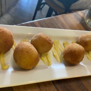 croquetas de bacalao y pimientos de piquillo