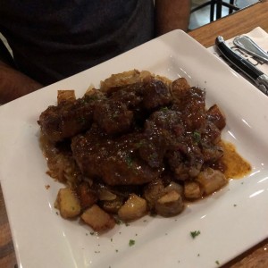 Rabo de buey en su jugo al vino tinto con patatitas