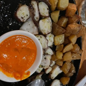 Pulpo a la parrilla con patata nacional y salsa Santa Rita