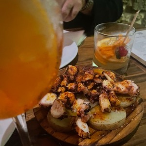 Pulpo a la parrilla con patata nacional y salsa Santa Rita