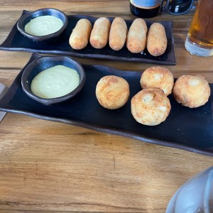 Croquetas de bacalao y pimientos del piquillo