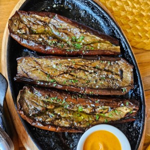 Berenjena a la parrilla con aceite de oliva