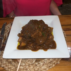 Rabo de buey en su jugo al vino tinto con patatitas