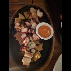 Pulpo a la parrilla con patata nacional y salsa Santa Rita