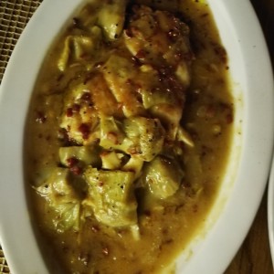 corvina con alcachofas