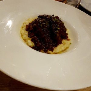 Osobuco glaseado con vino tinto sobre risotto de queso manchego