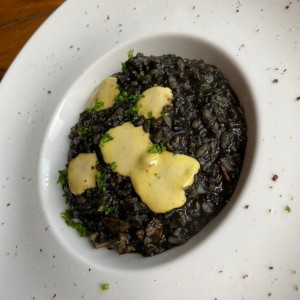 Arroz negro de mariscos con all i oli