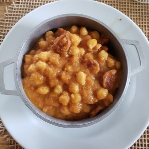 GARBANZOS CON CHORIZOS