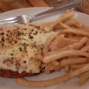 Milanesa de pollo a la napolitana con patatas fritas