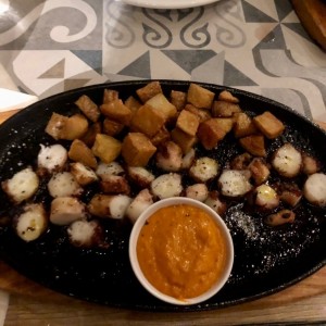 Pulpo a la parrilla y papas