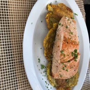 Salmon a la plancha con patacones