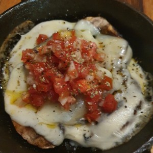 Portobelo a la parrilla con provolone fundido y pico de gallo