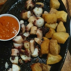 Pulpo a la parrilla con patata nacional y salsa Santa Rita