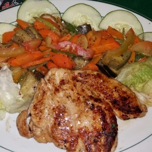 Filete de pollo a la plancha con vegetales salteados