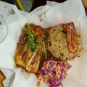 costillas de cerdo con arroz de coco y feijoles