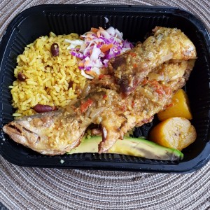 Pescado frito con arroz con coco.