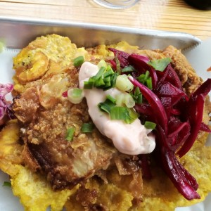 Filete de pescado dorado con patacones 