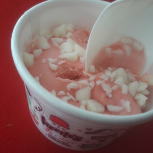 helado de agua de rosas con chocolate blanco