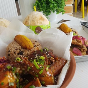 jerk chicken platter y filete de pescado