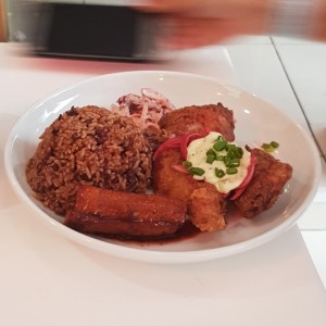 Pesca del dia con arroz con coco y frijoles