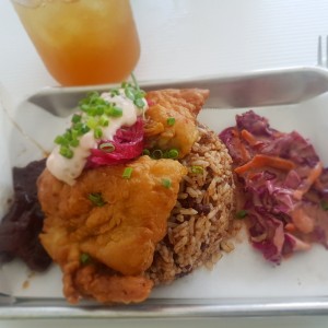 Filete de pescado Dorado con Arroz con coco y frijoles 