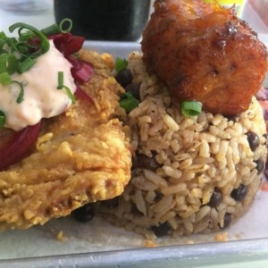 dorado arroz y platano con ensalada