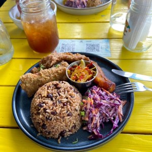 Pesca del Dia, arroz con coco, platanos maduros y ensalada 