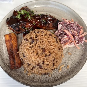 jerk chicken con arroz