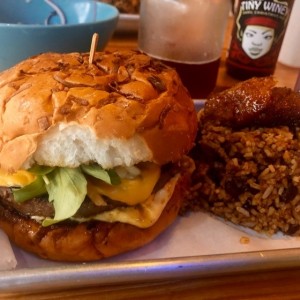 hamburguesa w/ arroz con coco