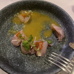 Tiradito de Corvina con salsa de maracuya