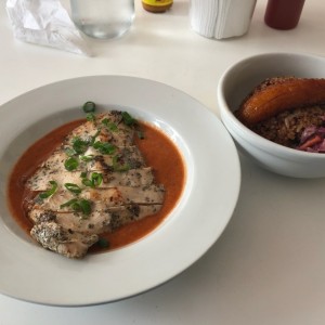 lunch del dia: pollo en salsa de costilla con arroz con coco y frijoles