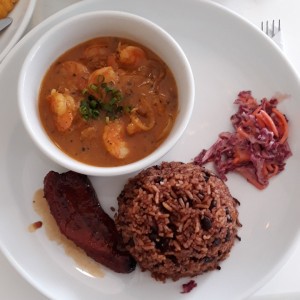 Camarones con coco y arroz con frijoles y coco