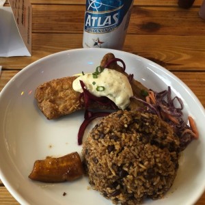 pesca del dia , arroz con coco y frijol chiricano 