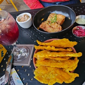 filete de corvina con patacones ensalada 