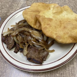 Bistec de higado de res y hojaldres